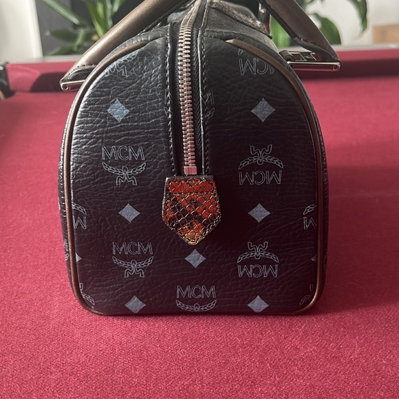 MCM Princess Lion Boston Bag EUC - Picture 5 of 13